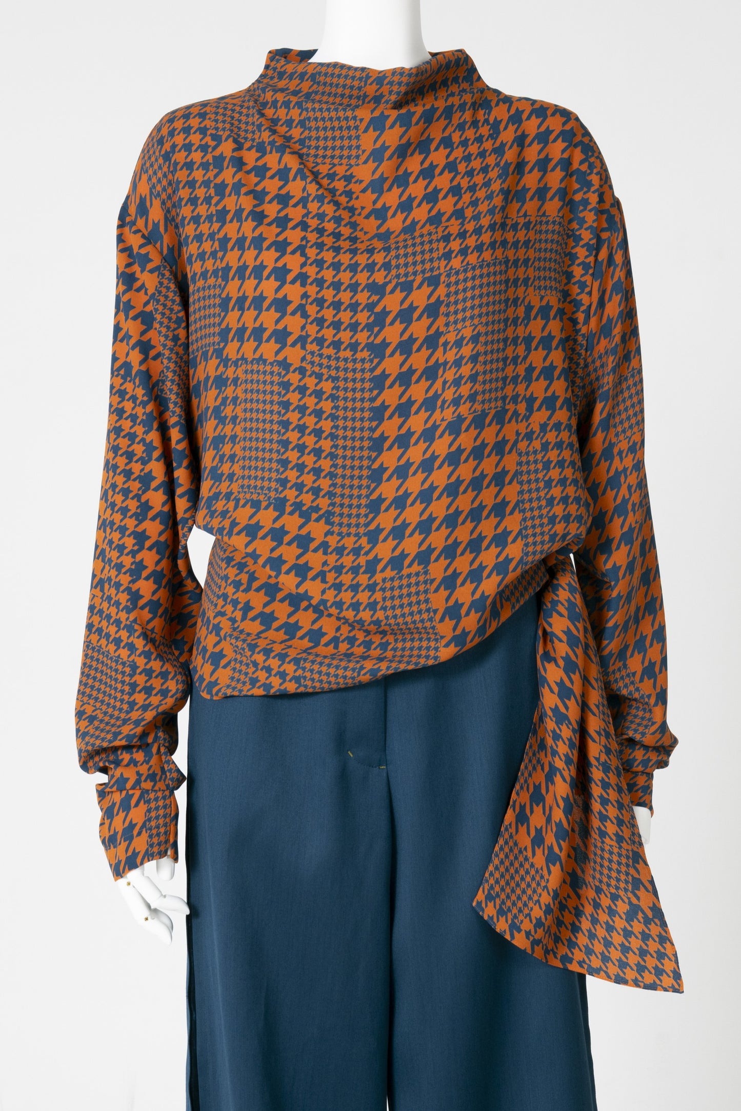 千鳥プリントハイネックアシンメトリーサッシュブラウス