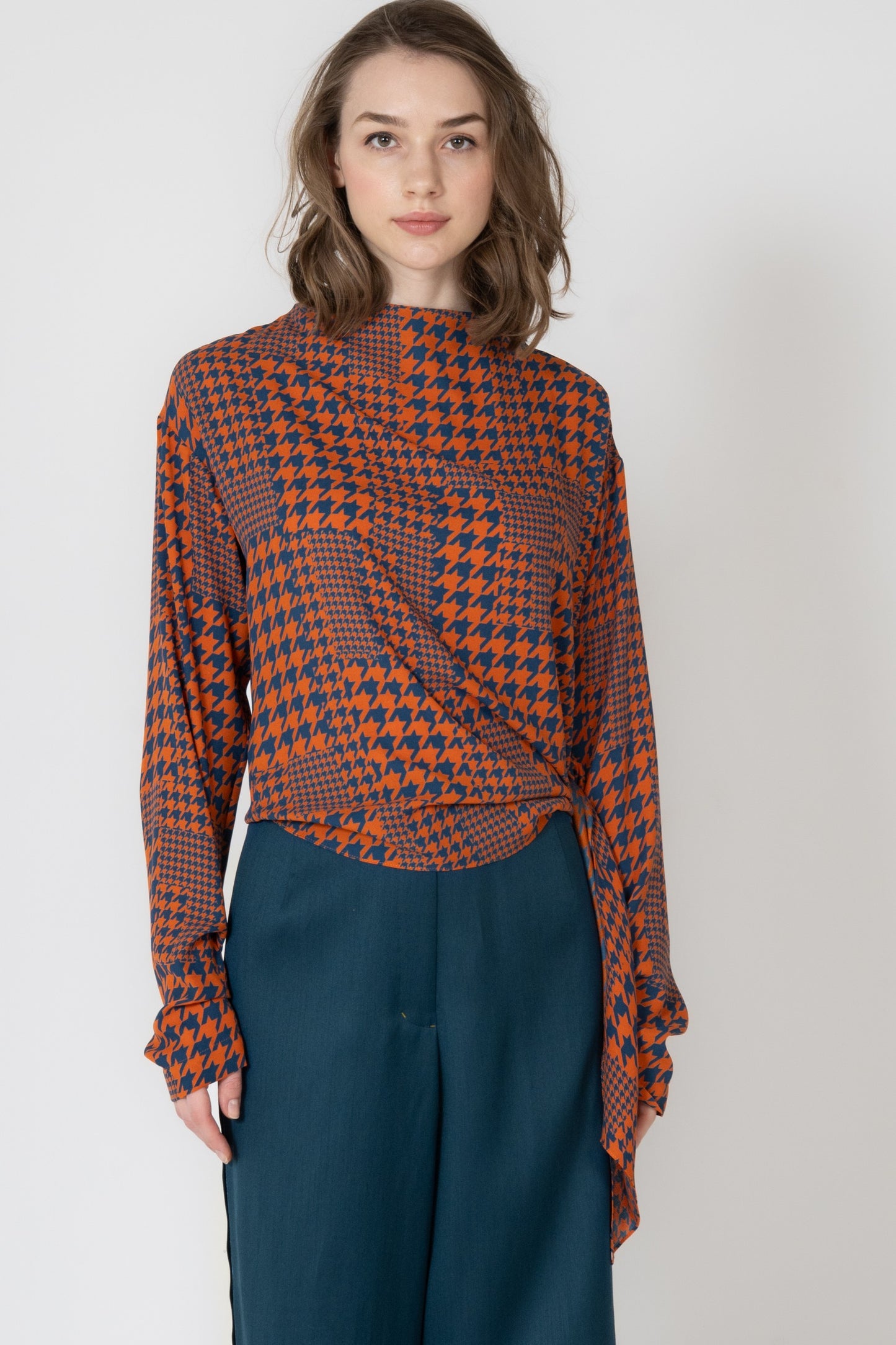 千鳥プリントハイネックアシンメトリーサッシュブラウス