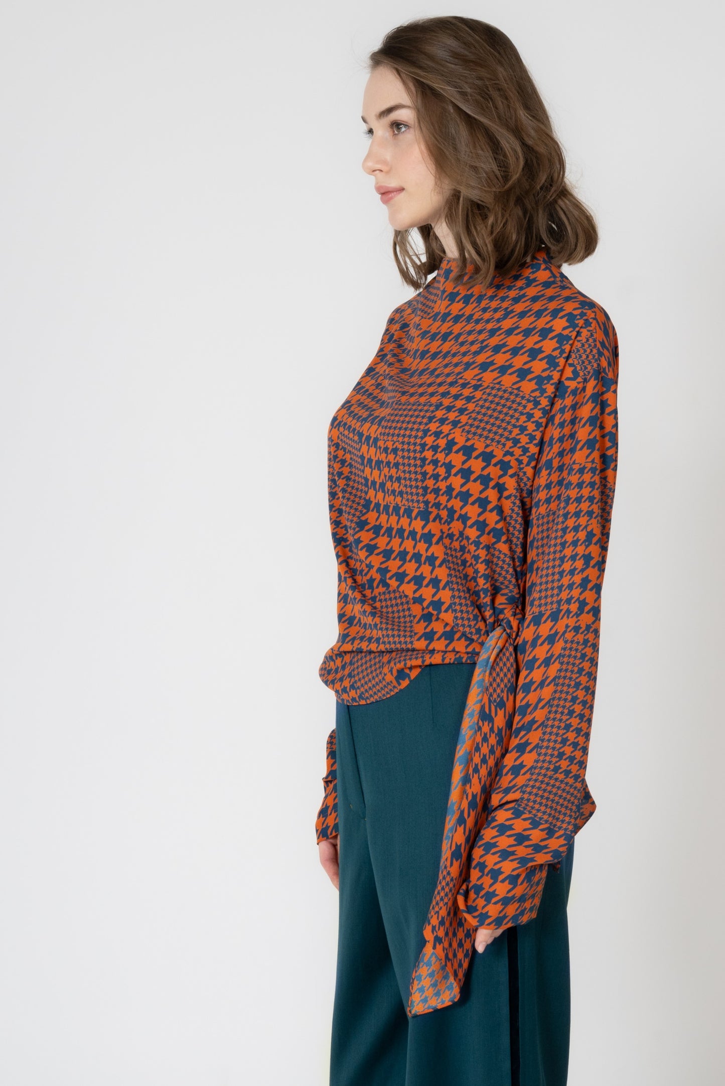 千鳥プリントハイネックアシンメトリーサッシュブラウス