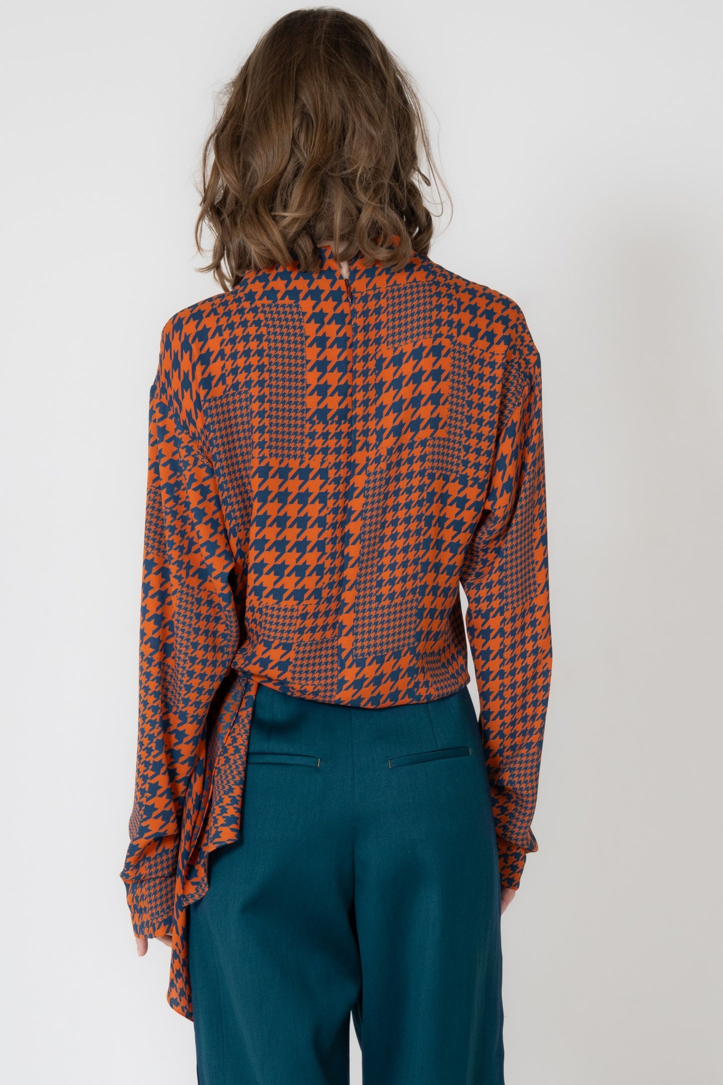 千鳥プリントハイネックアシンメトリーサッシュブラウス