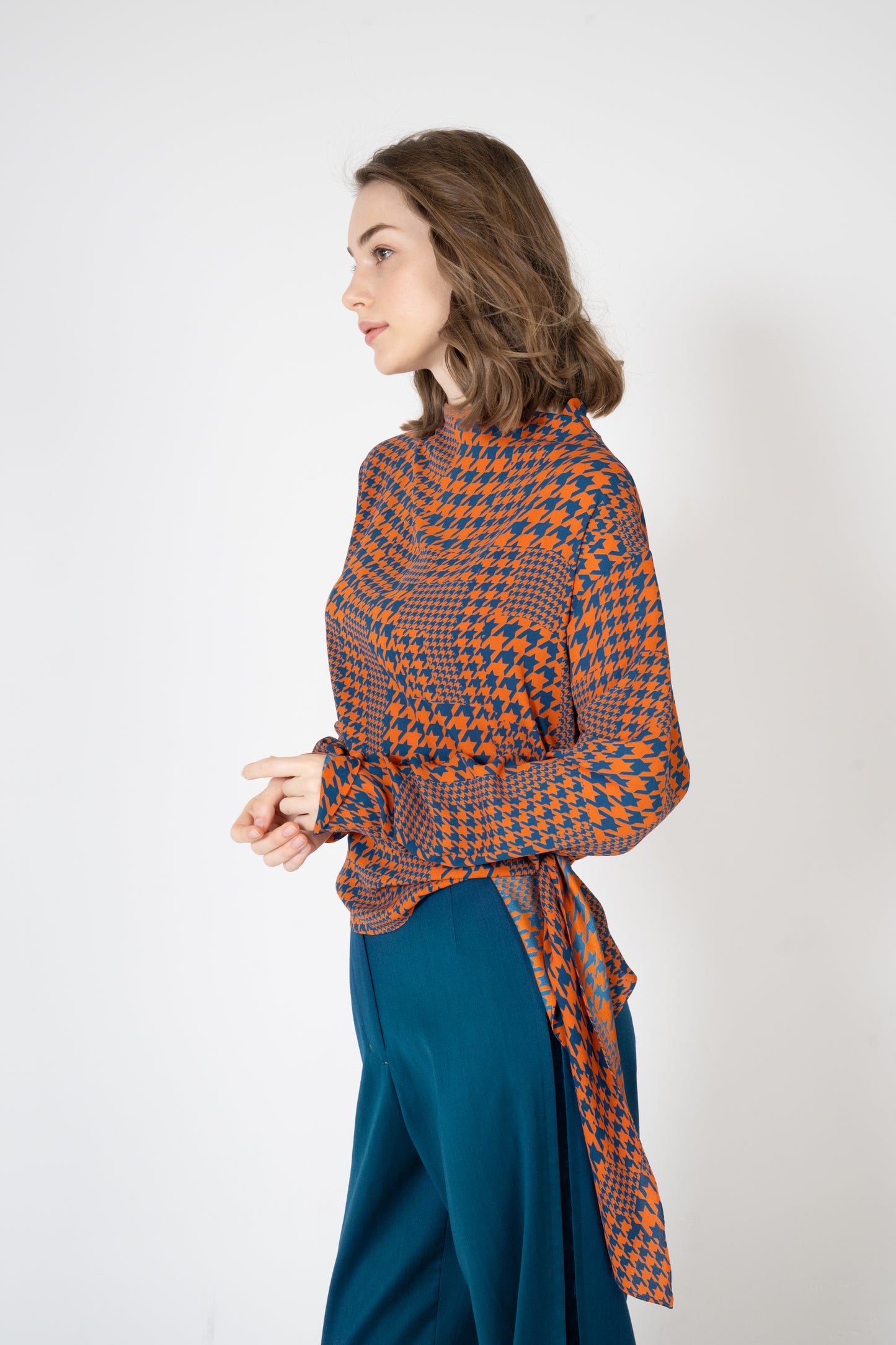 千鳥プリントハイネックアシンメトリーサッシュブラウス