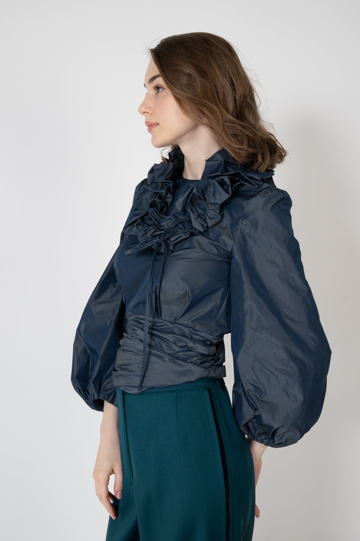 タフタボー付きフリルカラー