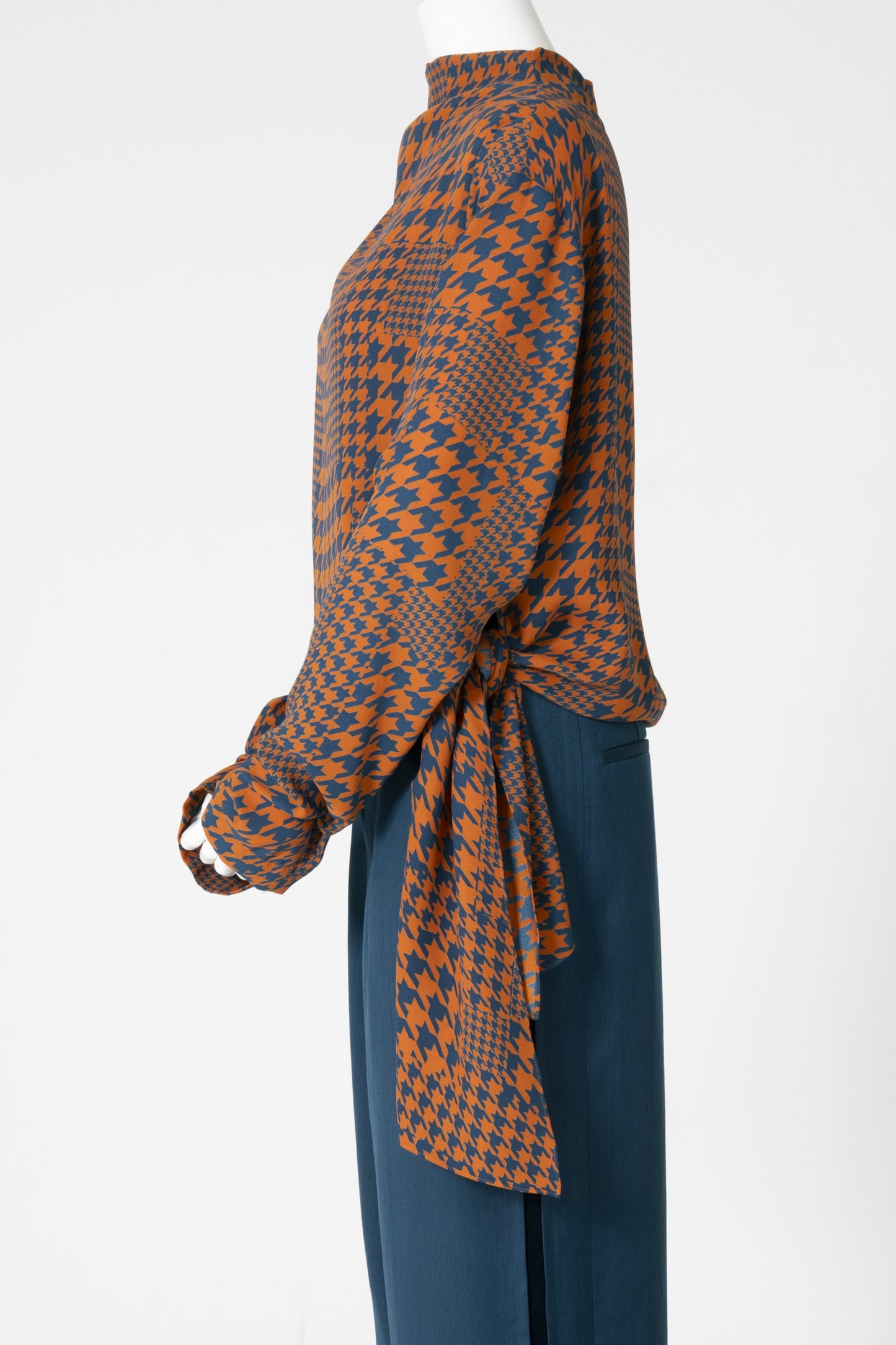 千鳥プリントハイネックアシンメトリーサッシュブラウス