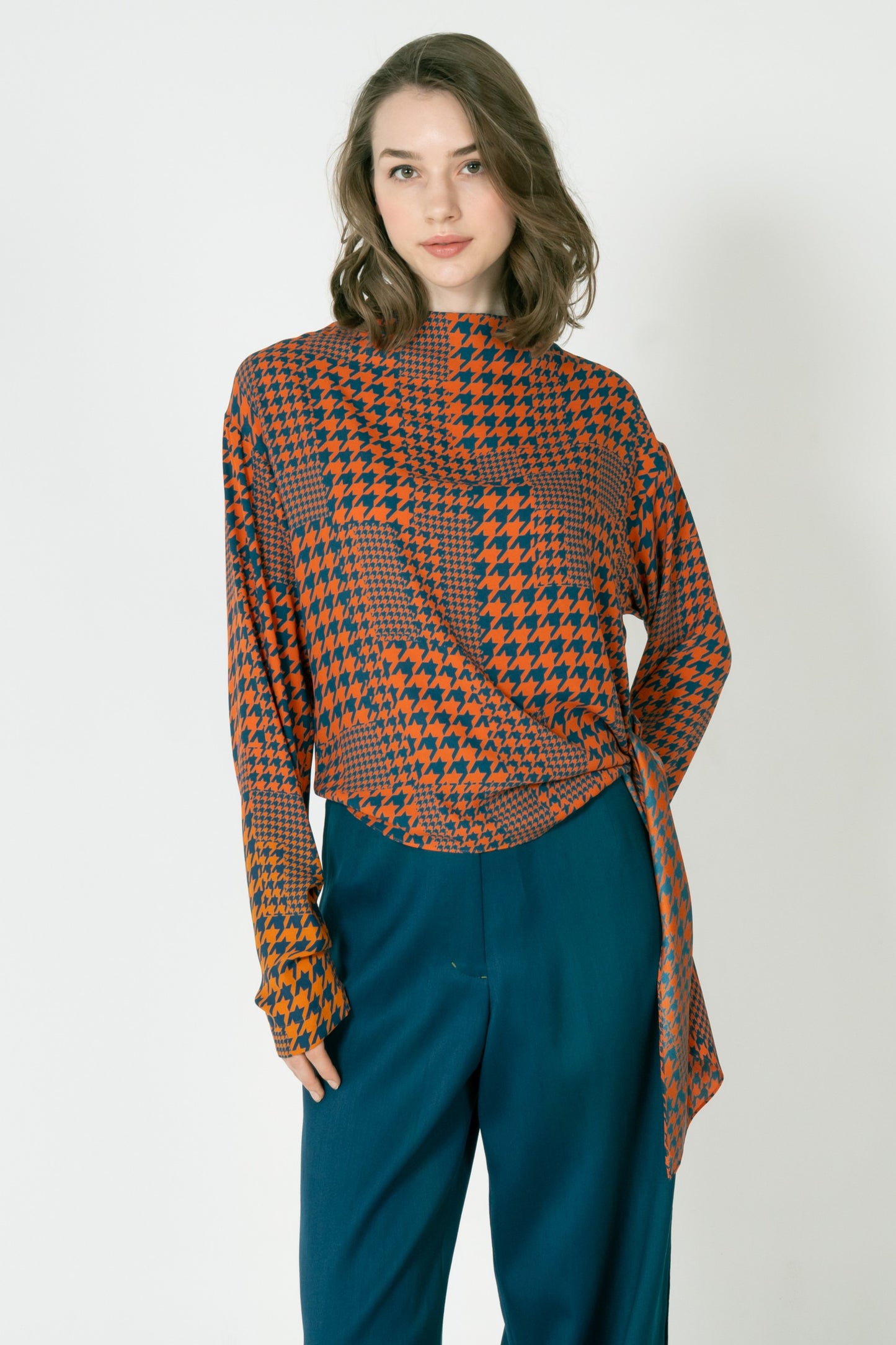 千鳥プリントハイネックアシンメトリーサッシュブラウス