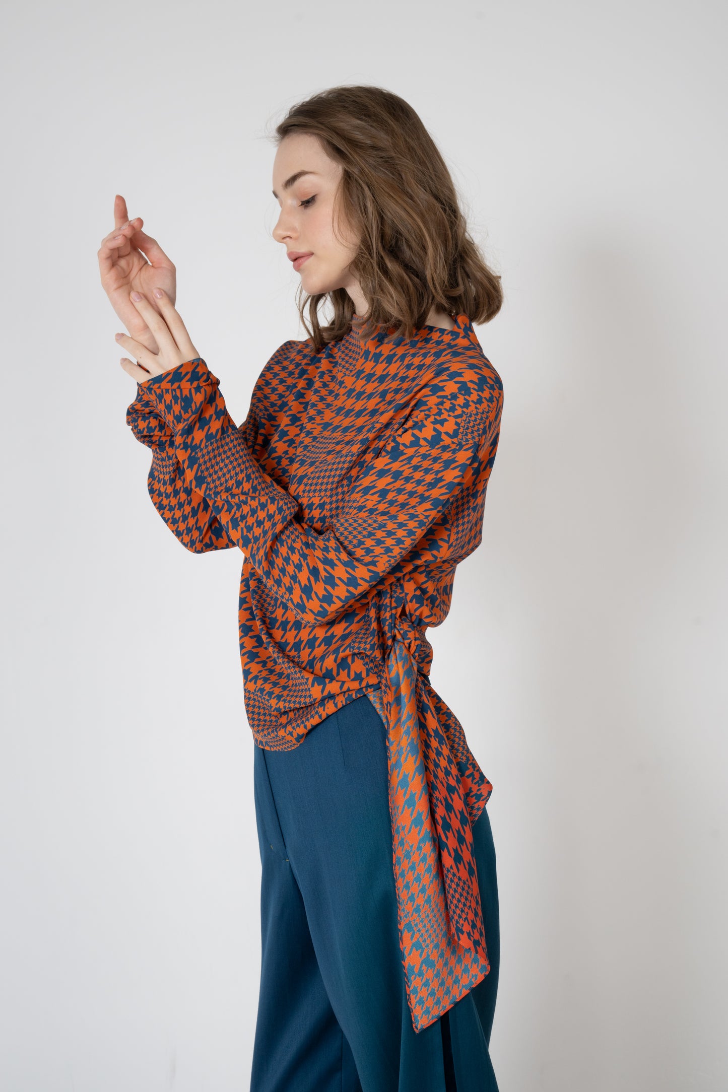 千鳥プリントハイネックアシンメトリーサッシュブラウス